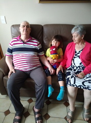 Amalia bij de grootouders van papa