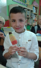 Abdelilah trakteert met ijsjes na het Suikerfeest (1)